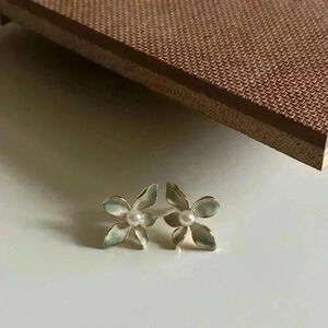 Five-Petal Gradient Flower With Pearls Earrings